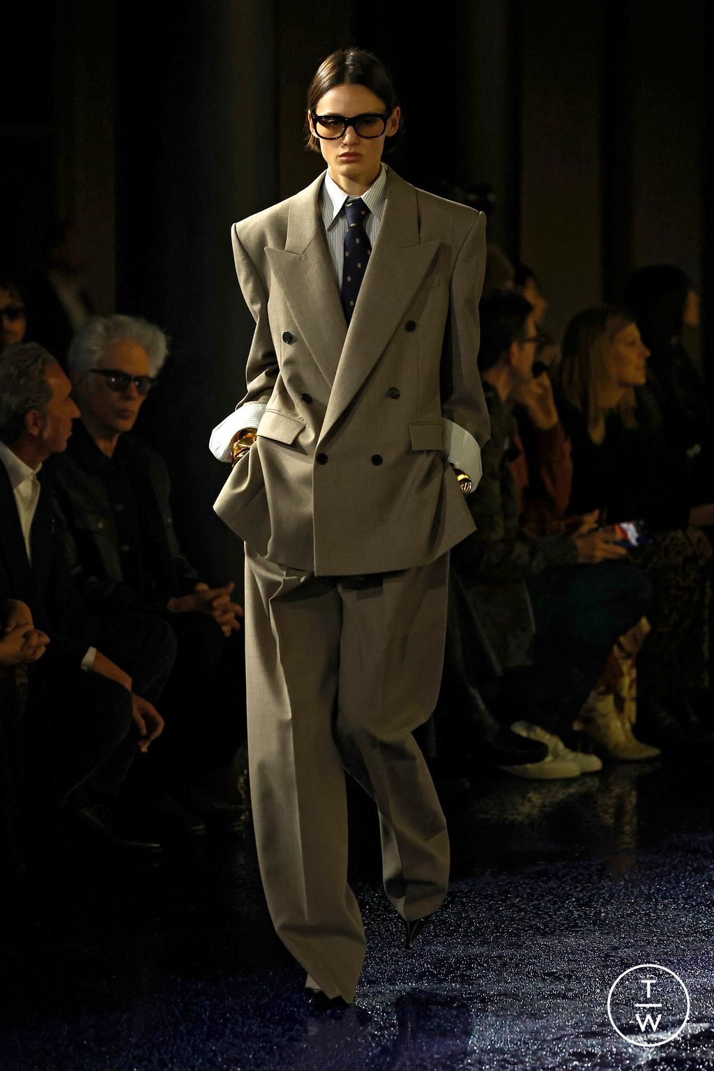 Fashion Week Paris Spring/Summer 2025 look 3 from the Saint Laurent collection 女装