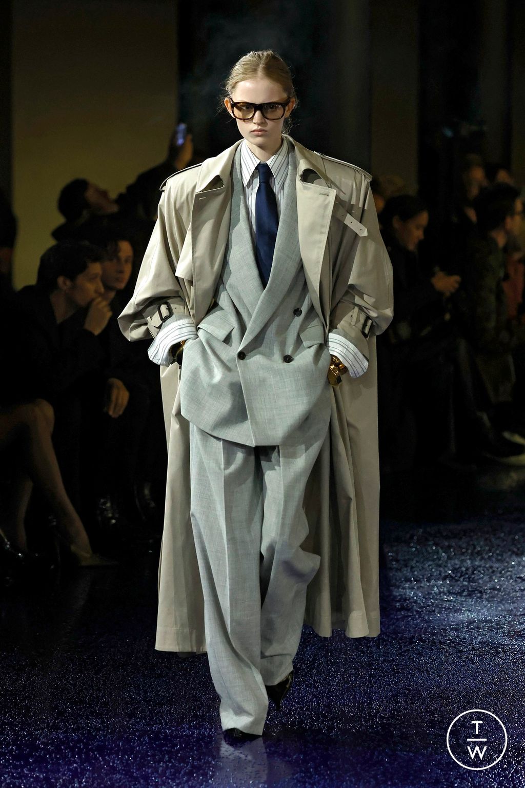 Fashion Week Paris Spring/Summer 2025 look 6 from the Saint Laurent collection 女装