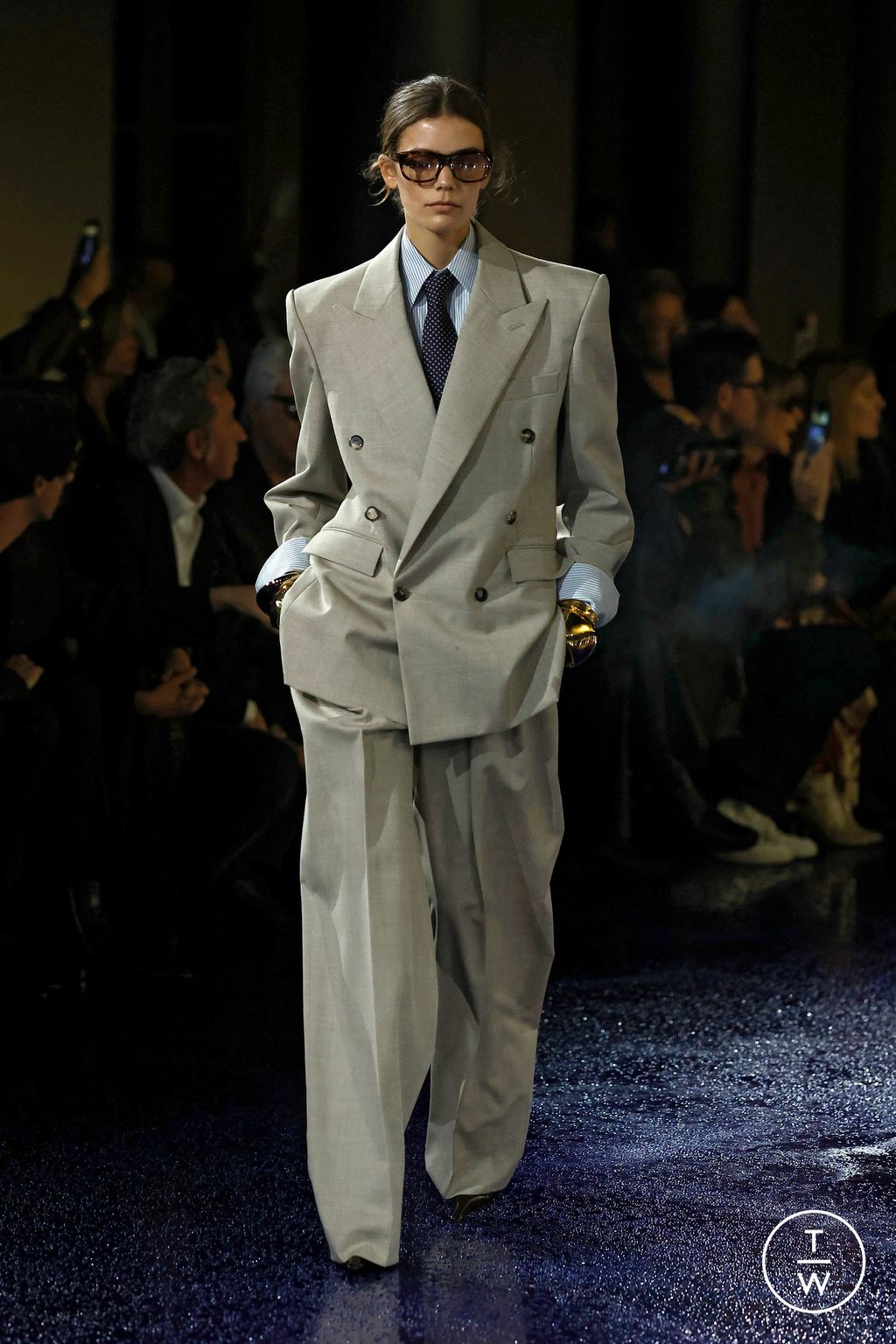 Fashion Week Paris Spring/Summer 2025 look 9 from the Saint Laurent collection 女装