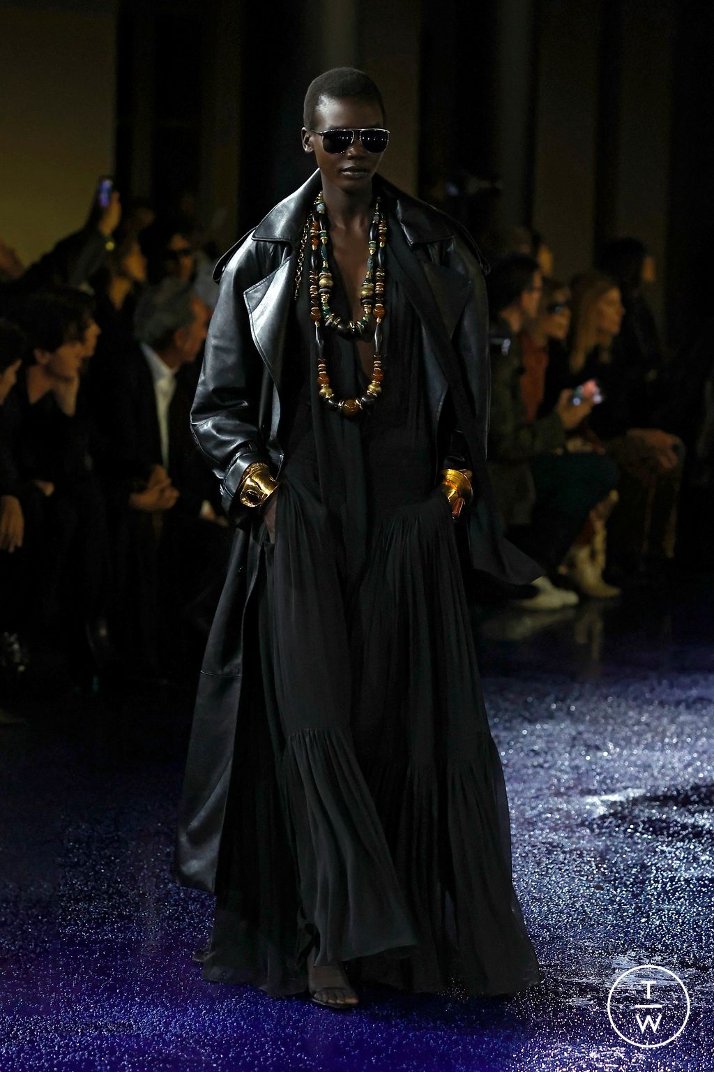 Fashion Week Paris Spring/Summer 2025 look 11 from the Saint Laurent collection 女装