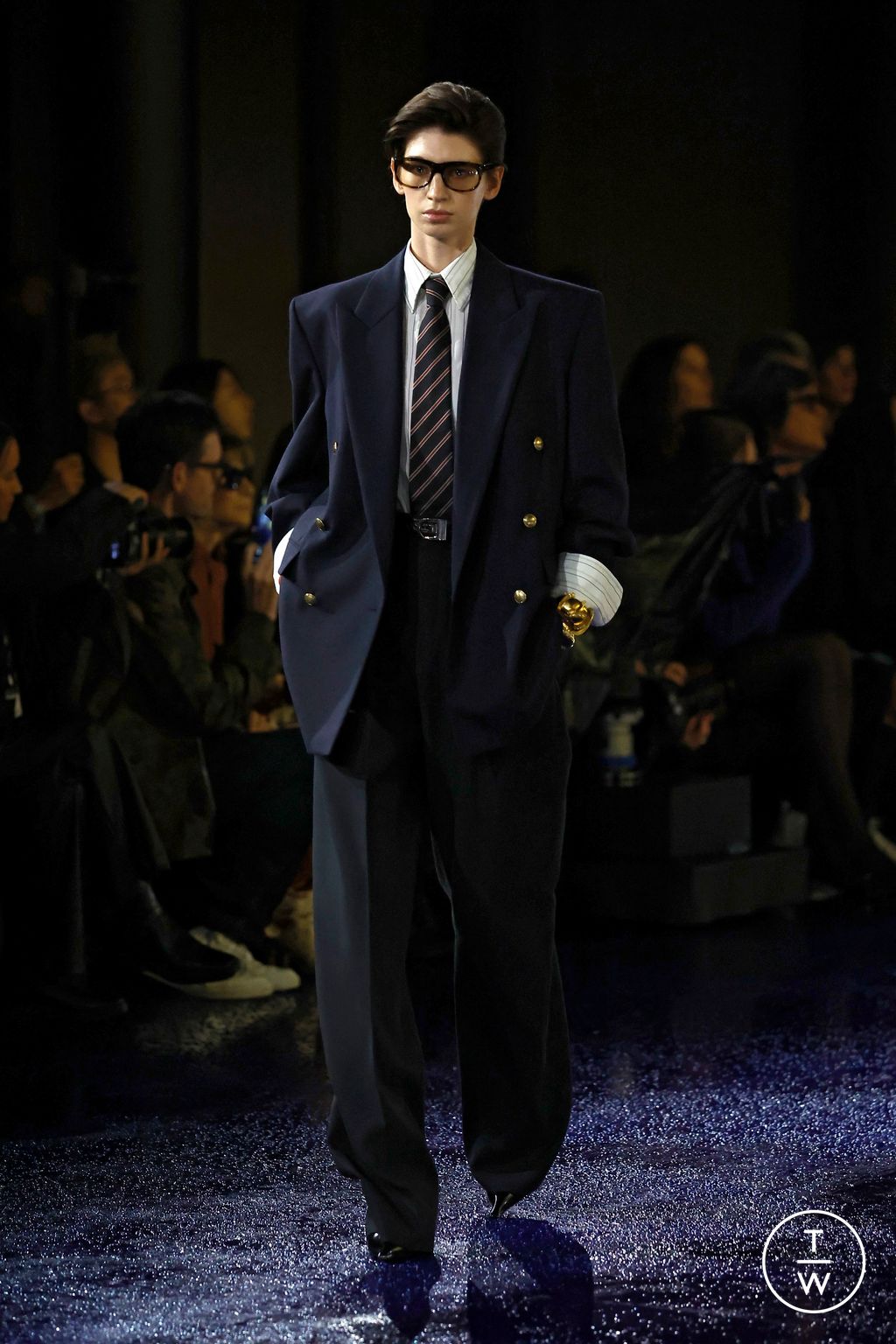 Fashion Week Paris Spring/Summer 2025 look 15 from the Saint Laurent collection 女装