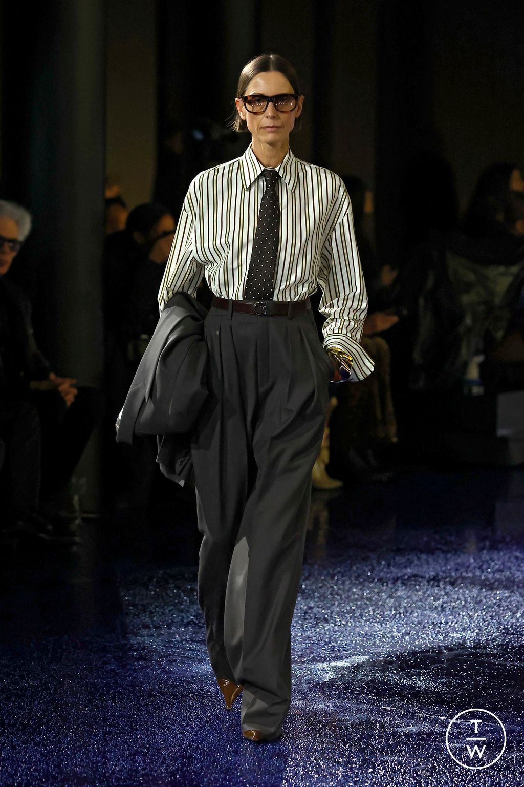 Fashion Week Paris Spring/Summer 2025 look 16 from the Saint Laurent collection 女装