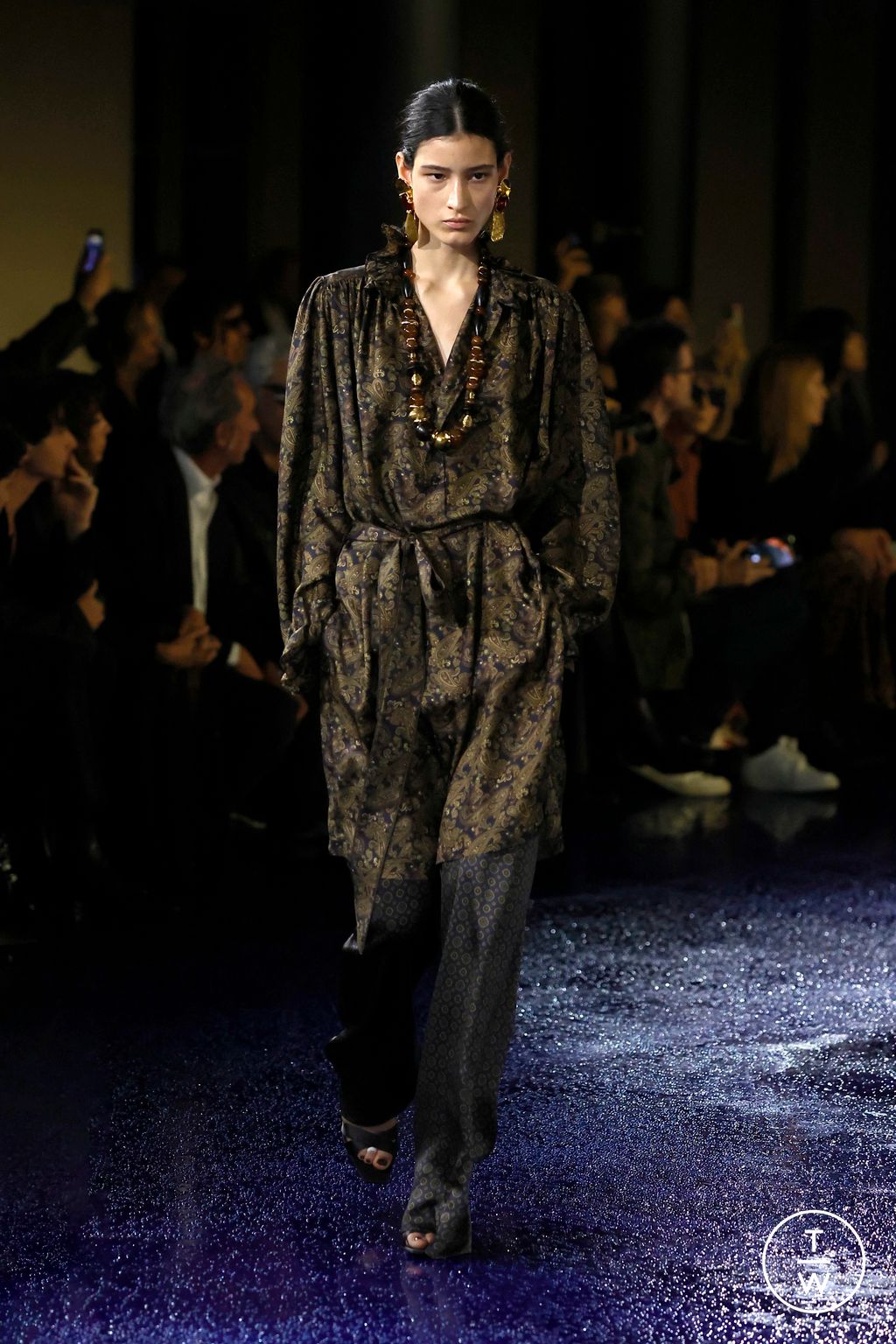 Fashion Week Paris Spring/Summer 2025 look 18 from the Saint Laurent collection 女装