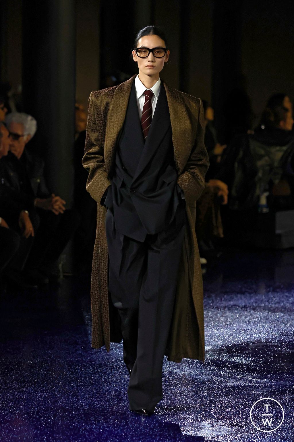 Fashion Week Paris Spring/Summer 2025 look 21 from the Saint Laurent collection 女装