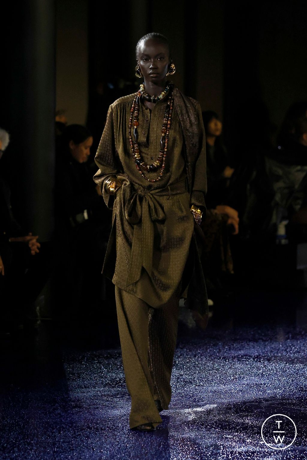 Fashion Week Paris Spring/Summer 2025 look 22 from the Saint Laurent collection 女装