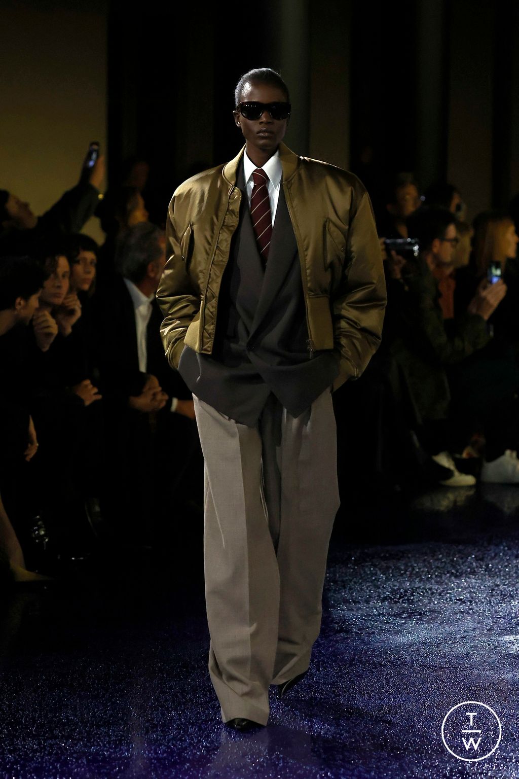 Fashion Week Paris Spring/Summer 2025 look 28 from the Saint Laurent collection 女装