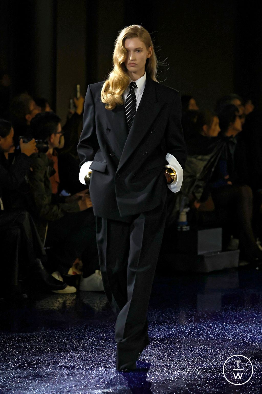 Fashion Week Paris Spring/Summer 2025 look 31 from the Saint Laurent collection 女装