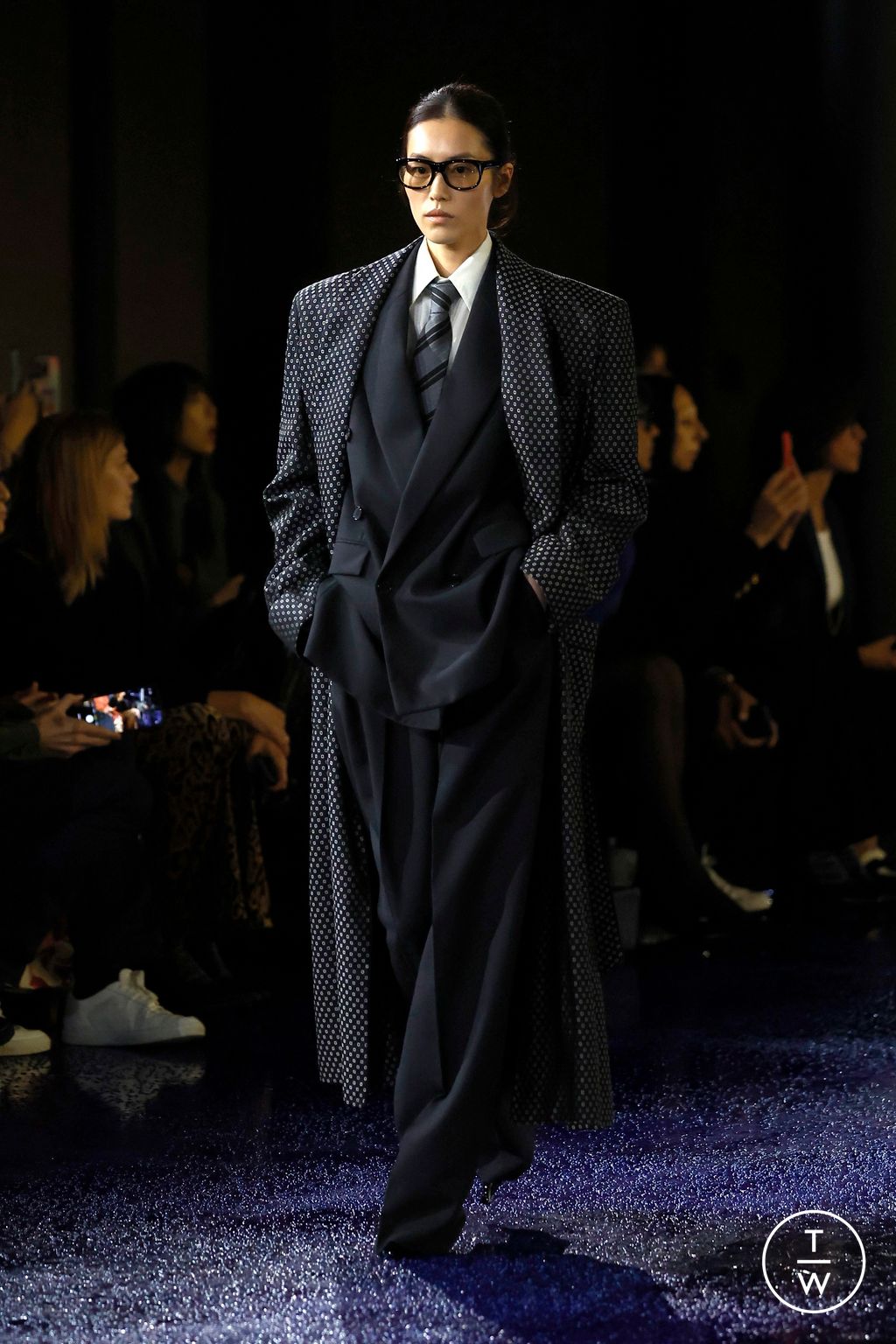 Fashion Week Paris Spring/Summer 2025 look 32 from the Saint Laurent collection 女装