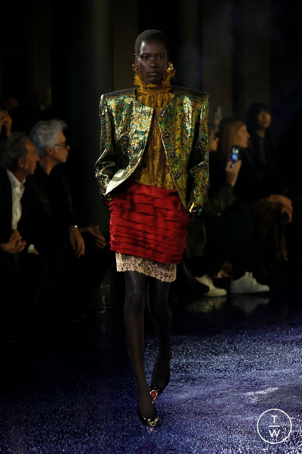 Fashion Week Paris Spring/Summer 2025 look 35 from the Saint Laurent collection 女装