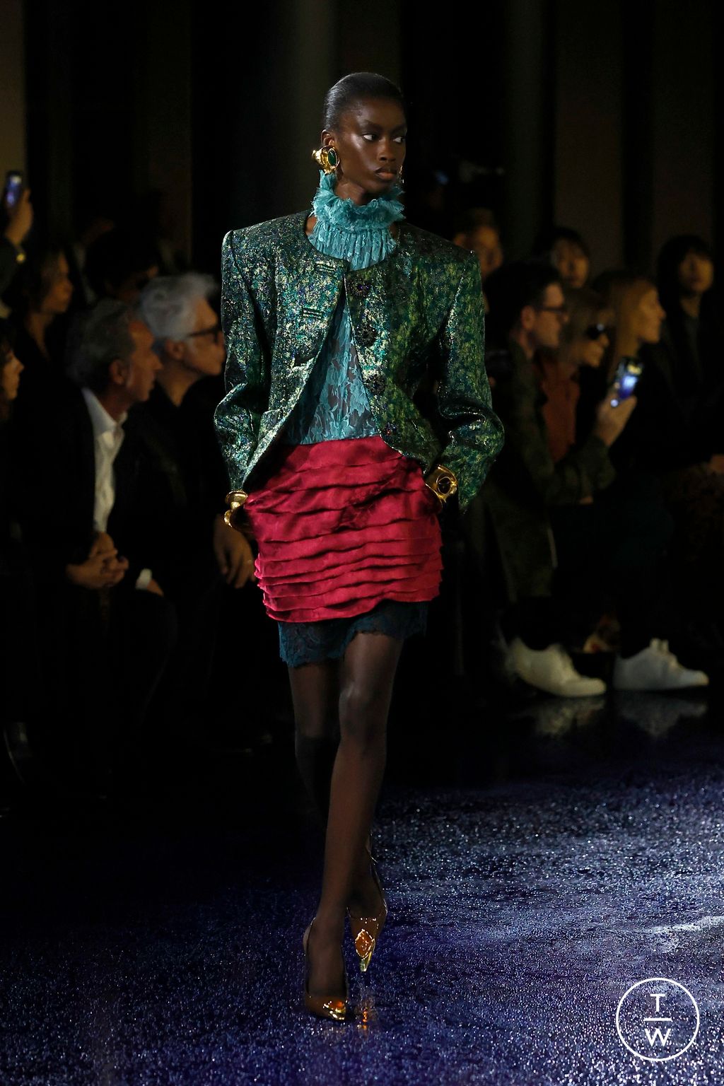 Fashion Week Paris Spring/Summer 2025 look 37 from the Saint Laurent collection 女装