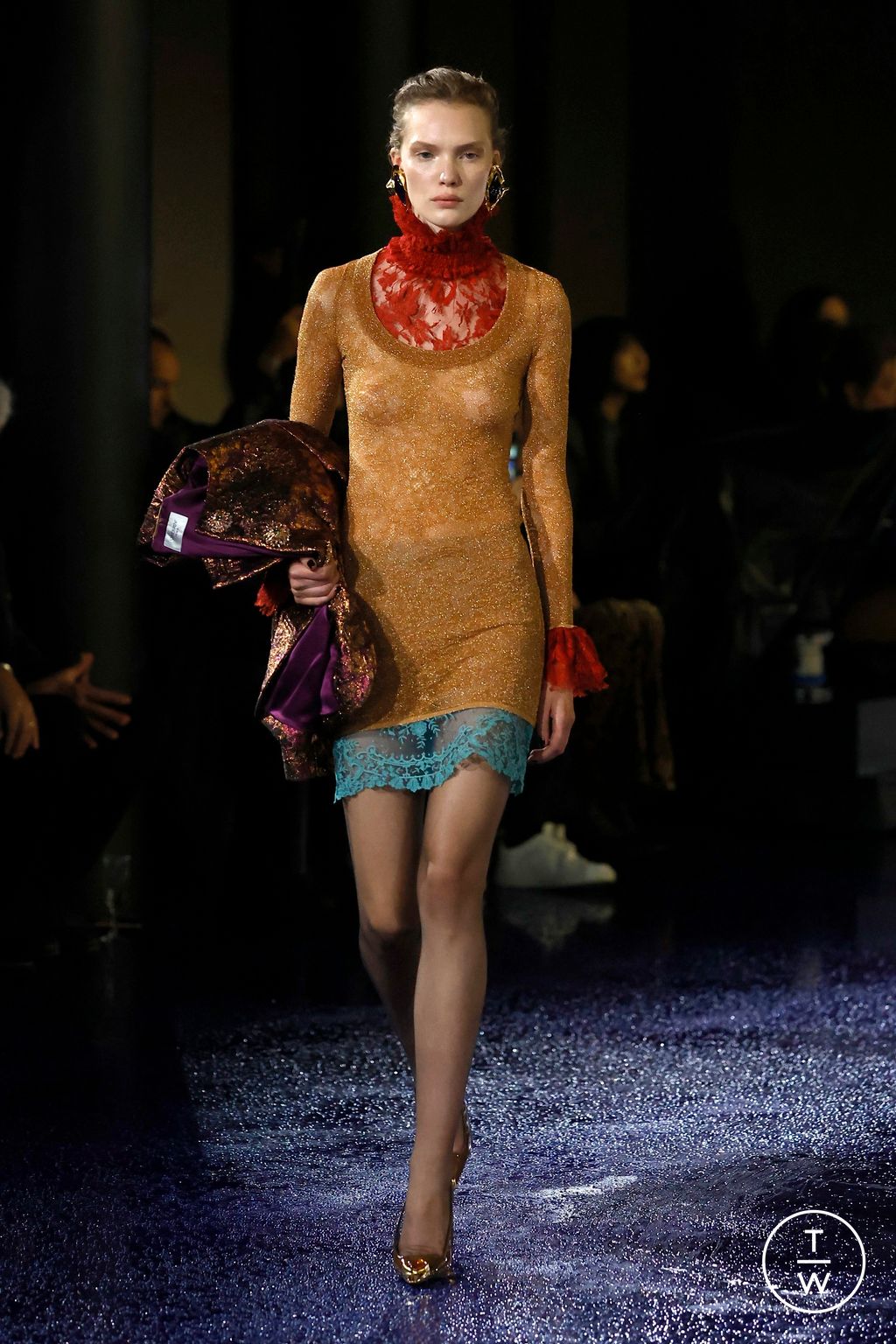 Fashion Week Paris Spring/Summer 2025 look 38 from the Saint Laurent collection 女装