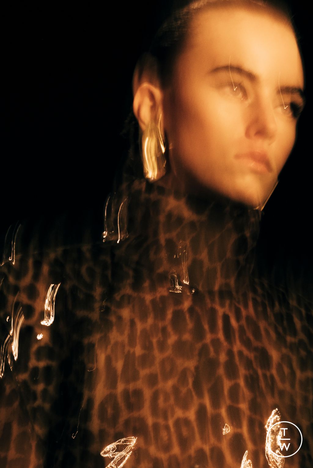 Fashion Week Paris Fall/Winter 2025 look 2 from the Saint Laurent collection 女装配饰