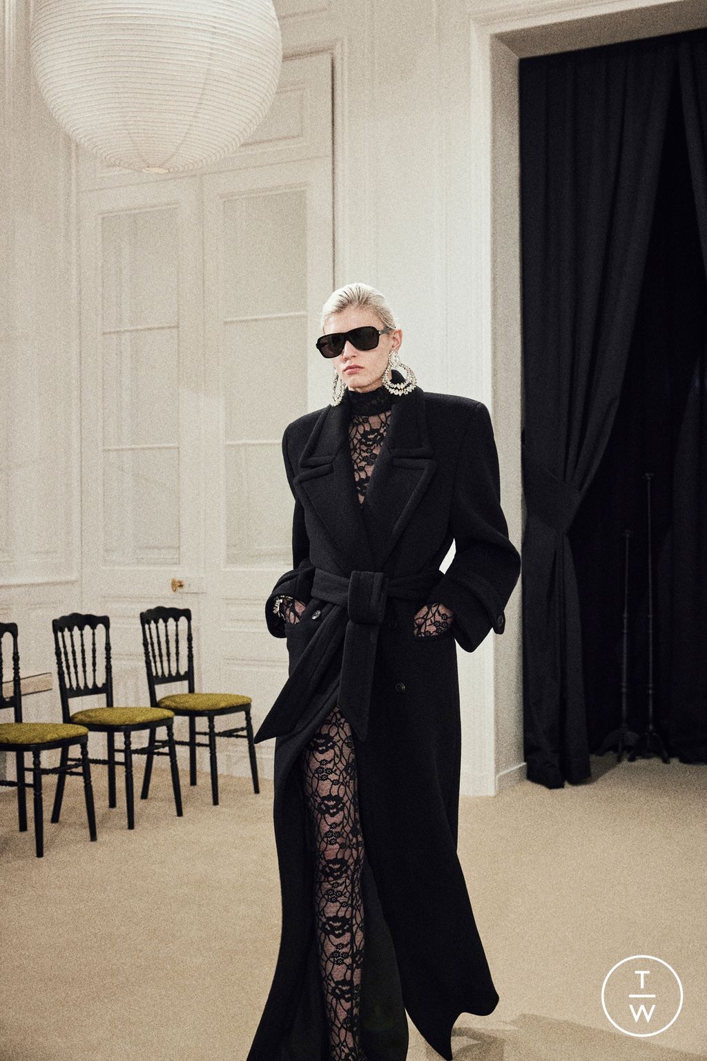Fashion Week Paris Pre-Fall 2023 look 19 from the Saint Laurent collection 女装