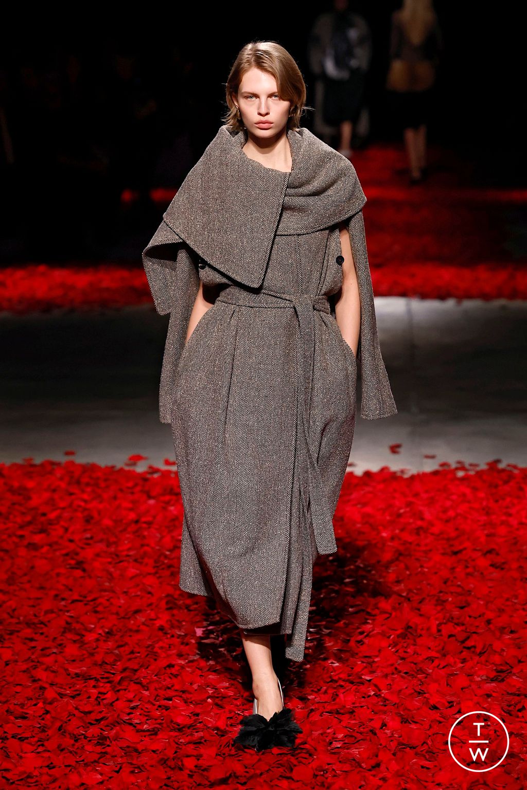 Fashion Week Milan Fall/Winter 2025 look 32 from the Ferragamo collection 女装