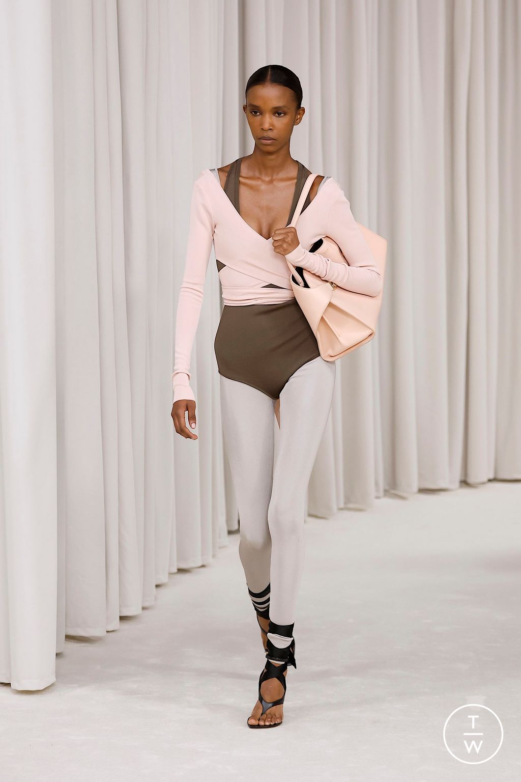 Fashion Week Milan Spring/Summer 2025 look 16 from the Ferragamo collection womenswear