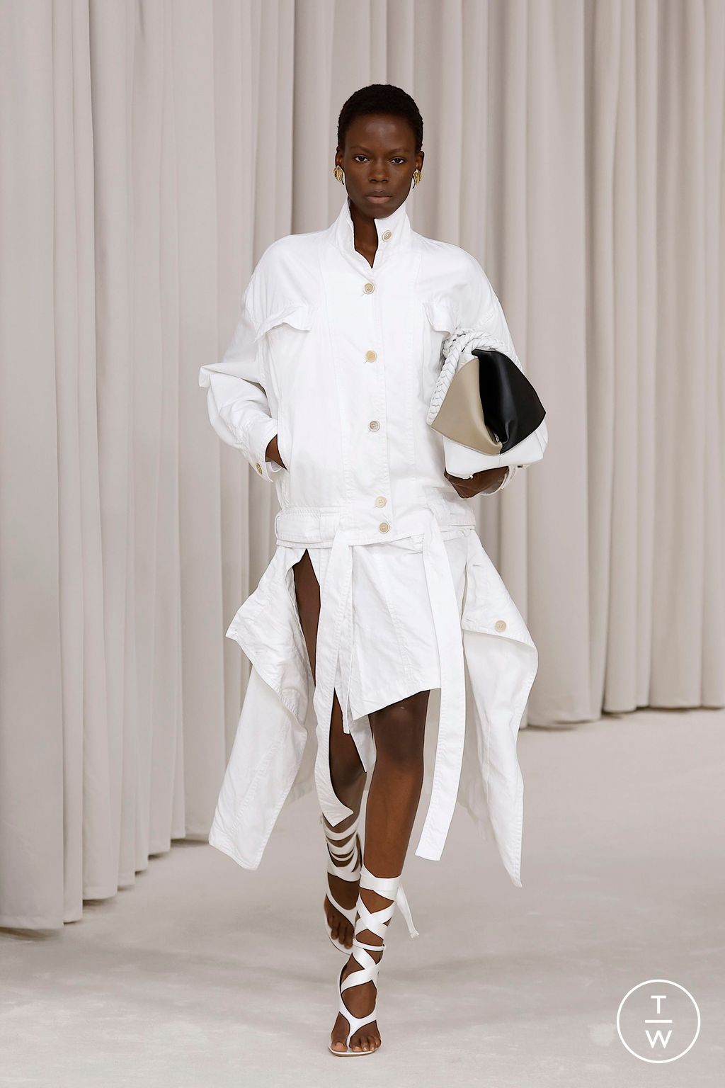 Fashion Week Milan Spring/Summer 2025 look 19 from the Ferragamo collection womenswear