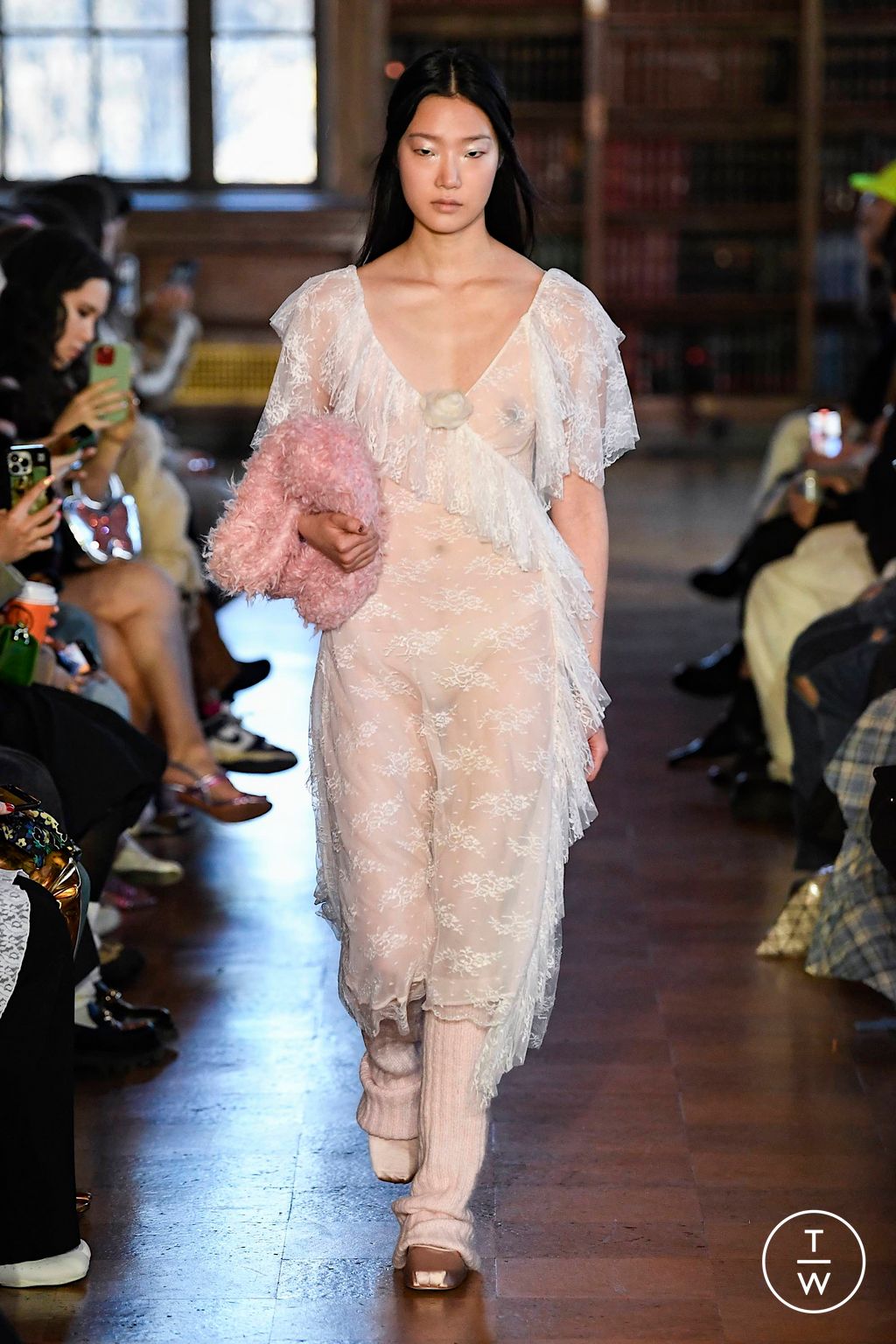 Fashion Week New York Fall/Winter 2023 look 4 de la collection Sandy Liang womenswear