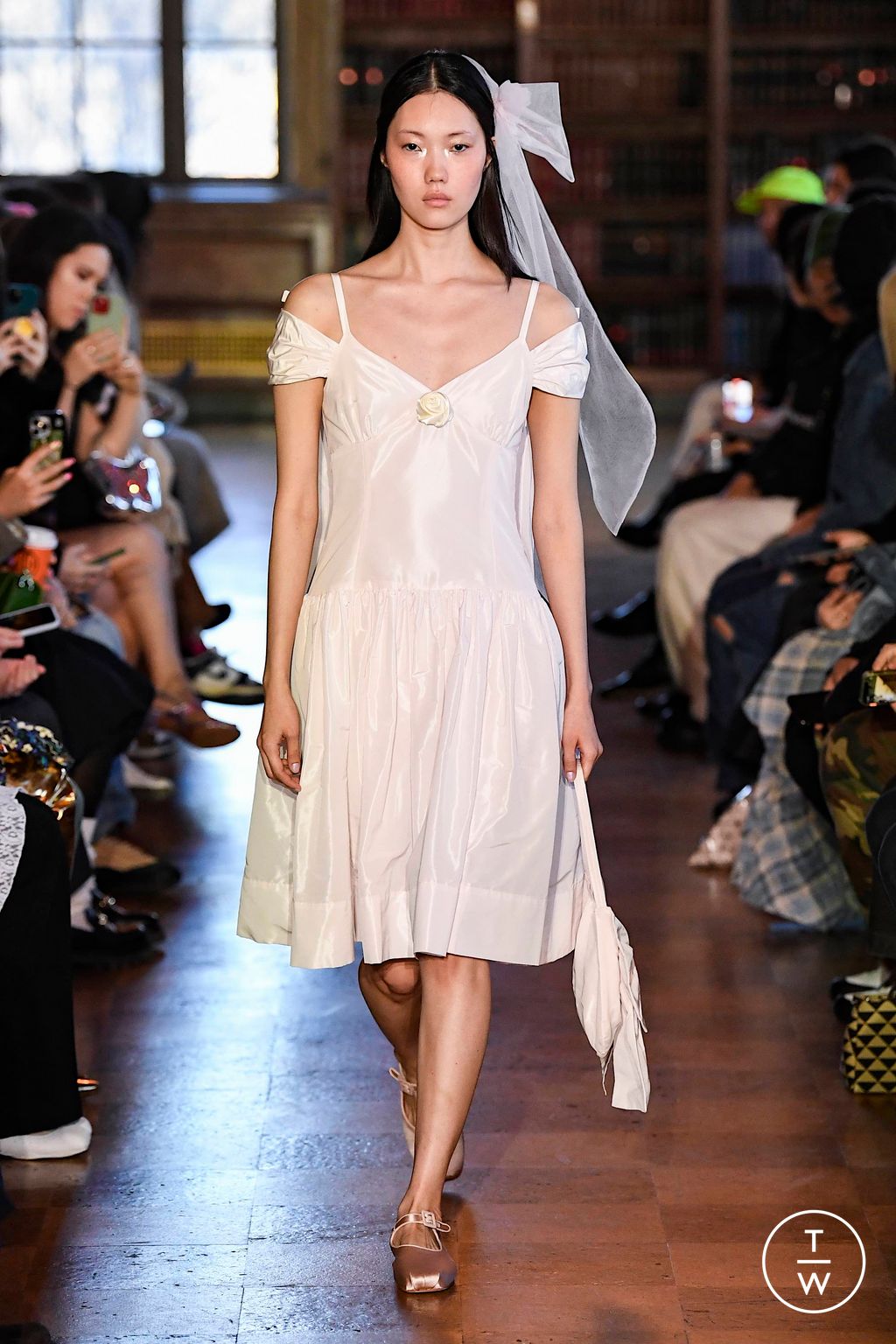 Fashion Week New York Fall/Winter 2023 look 7 de la collection Sandy Liang womenswear