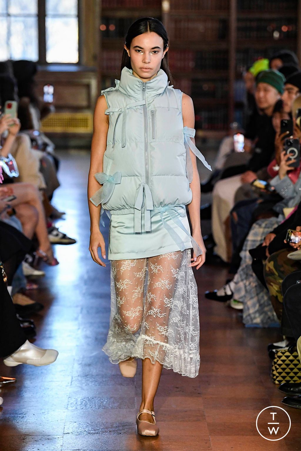 Fashion Week New York Fall/Winter 2023 look 29 de la collection Sandy Liang womenswear