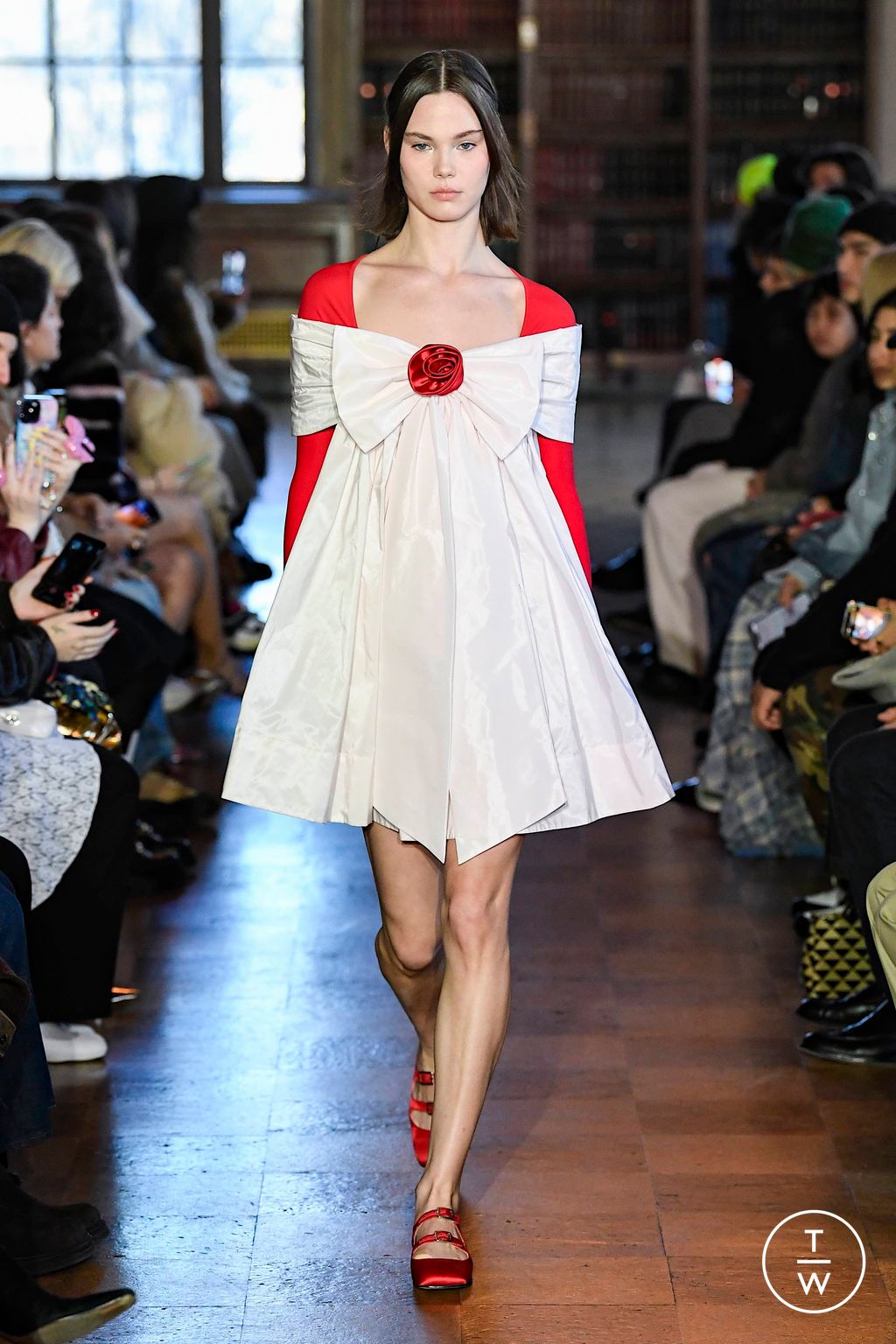 Fashion Week New York Fall/Winter 2023 look 38 de la collection Sandy Liang womenswear