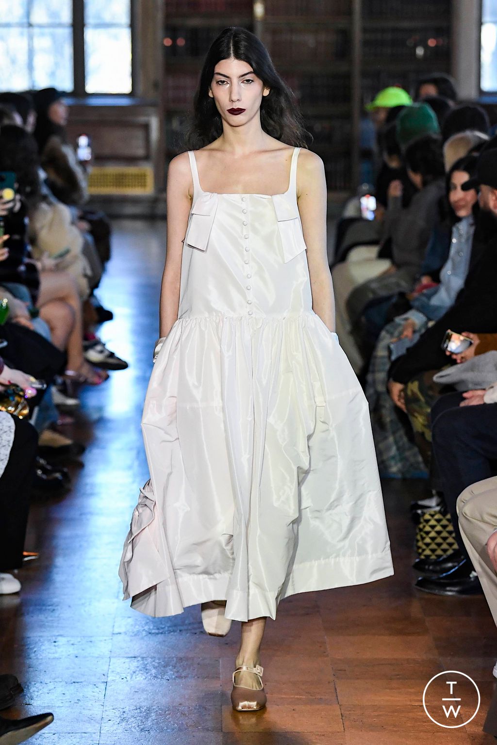 Fashion Week New York Fall/Winter 2023 look 39 de la collection Sandy Liang womenswear