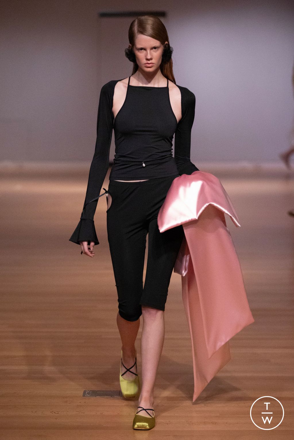 Fashion Week New York Spring/Summer 2024 look 32 from the Sandy Liang collection 女装