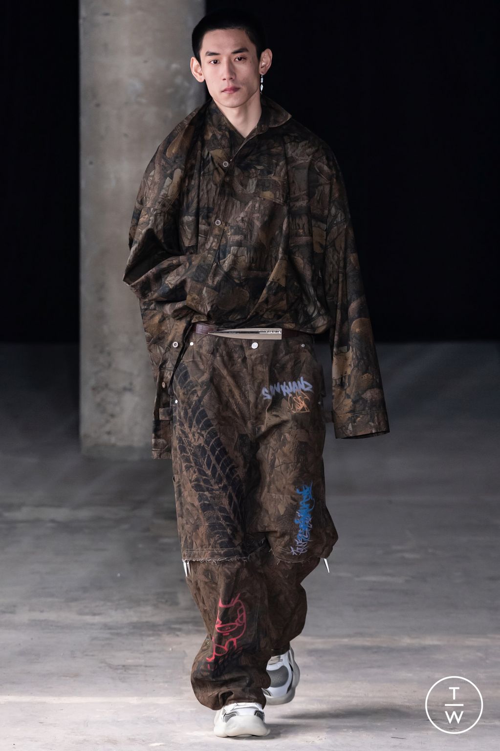 Fashion Week Paris Fall/Winter 2024 look 20 de la collection Sankuanz menswear