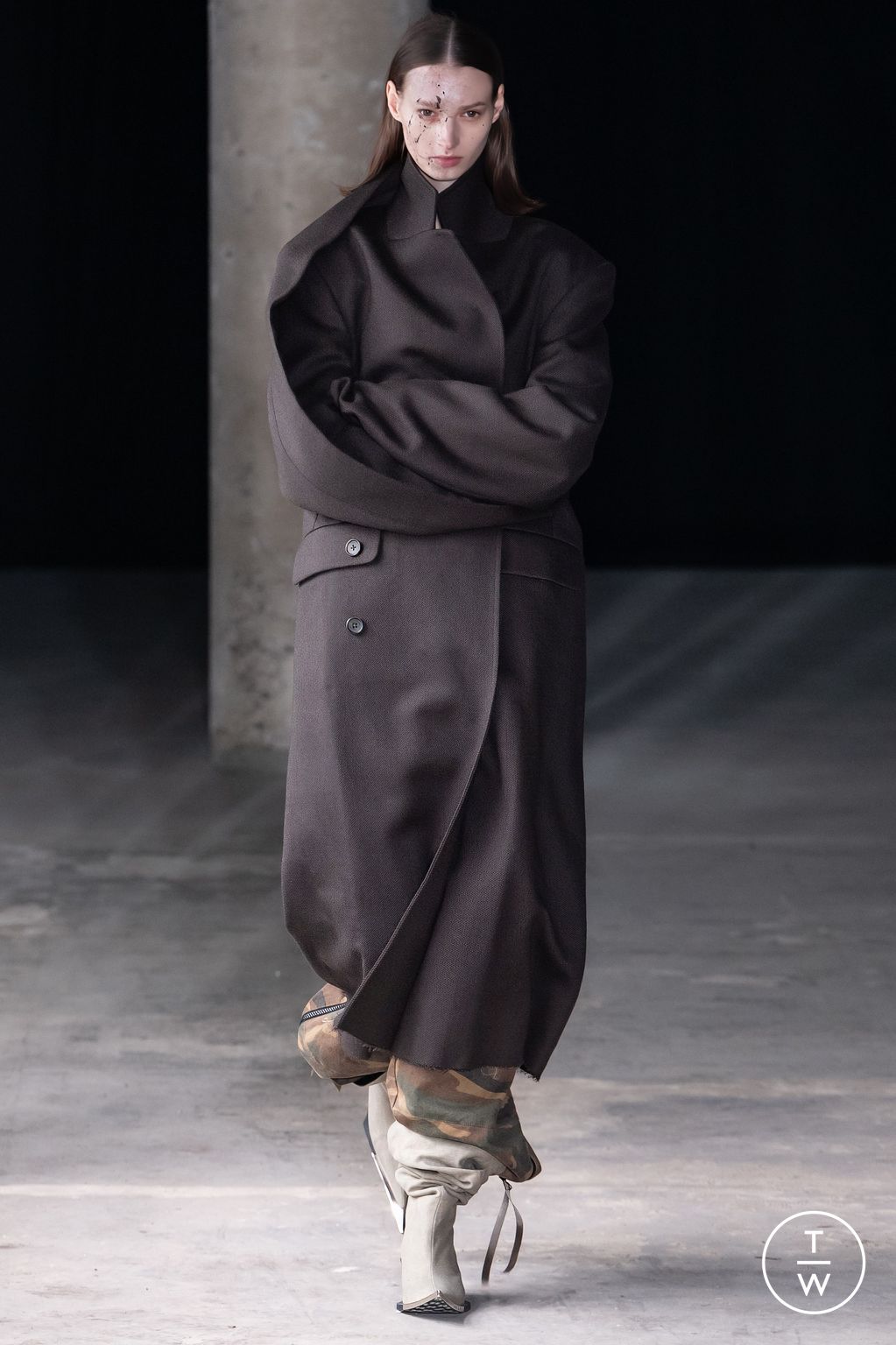 Fashion Week Paris Fall/Winter 2024 look 21 de la collection Sankuanz menswear