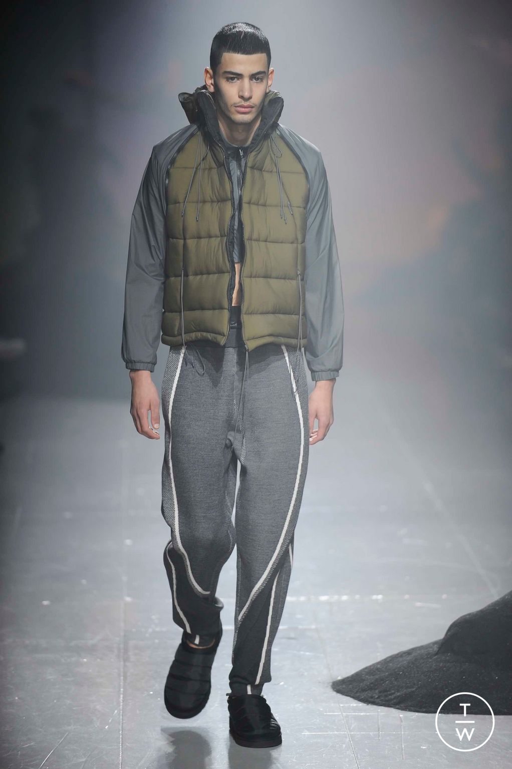 Fashion Week London Fall/Winter 2023 look 21 from the Saul Nash collection menswear