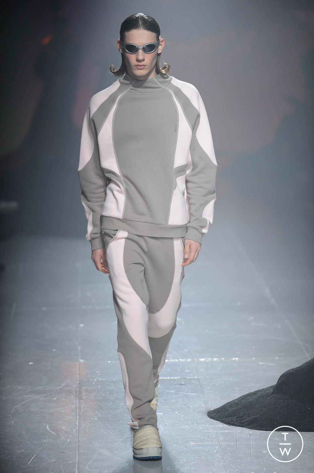 Fashion Week London Fall/Winter 2023 look 43 from the Saul Nash collection menswear
