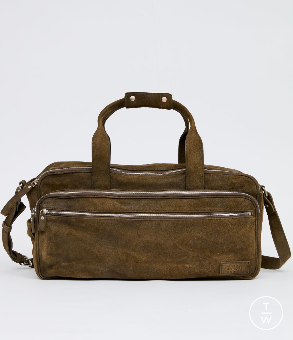 Fashion Week Florence - Pitti Fall/Winter 2025 look 15 de la collection MM6 Maison Margiela menswear accessories