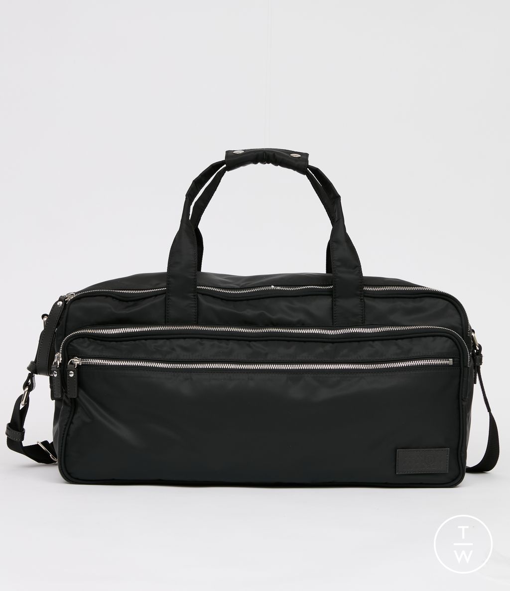 Fashion Week Florence - Pitti Fall/Winter 2025 look 16 de la collection MM6 Maison Margiela menswear accessories