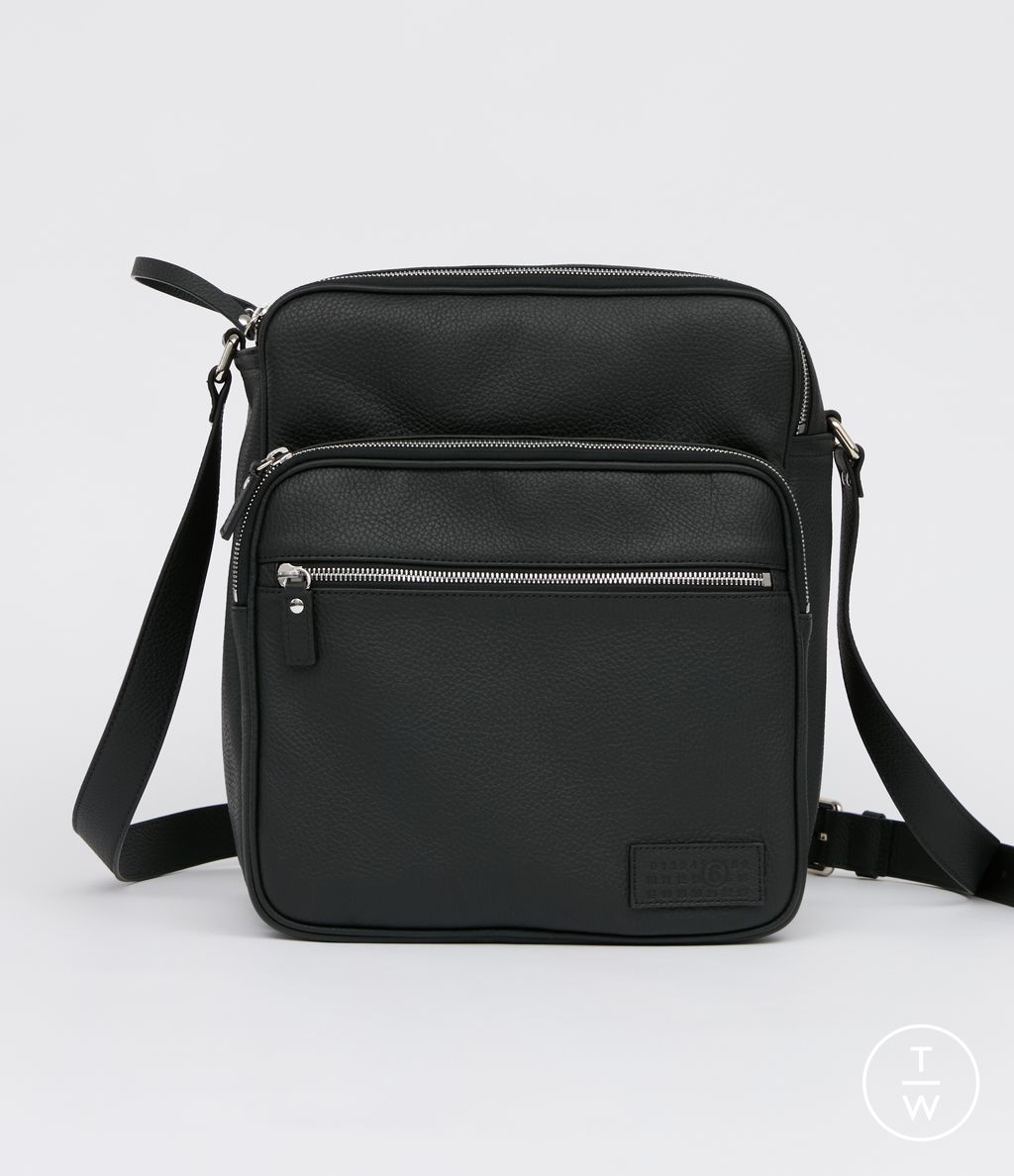 Fashion Week Florence - Pitti Fall/Winter 2025 look 17 from the MM6 Maison Margiela collection menswear accessories