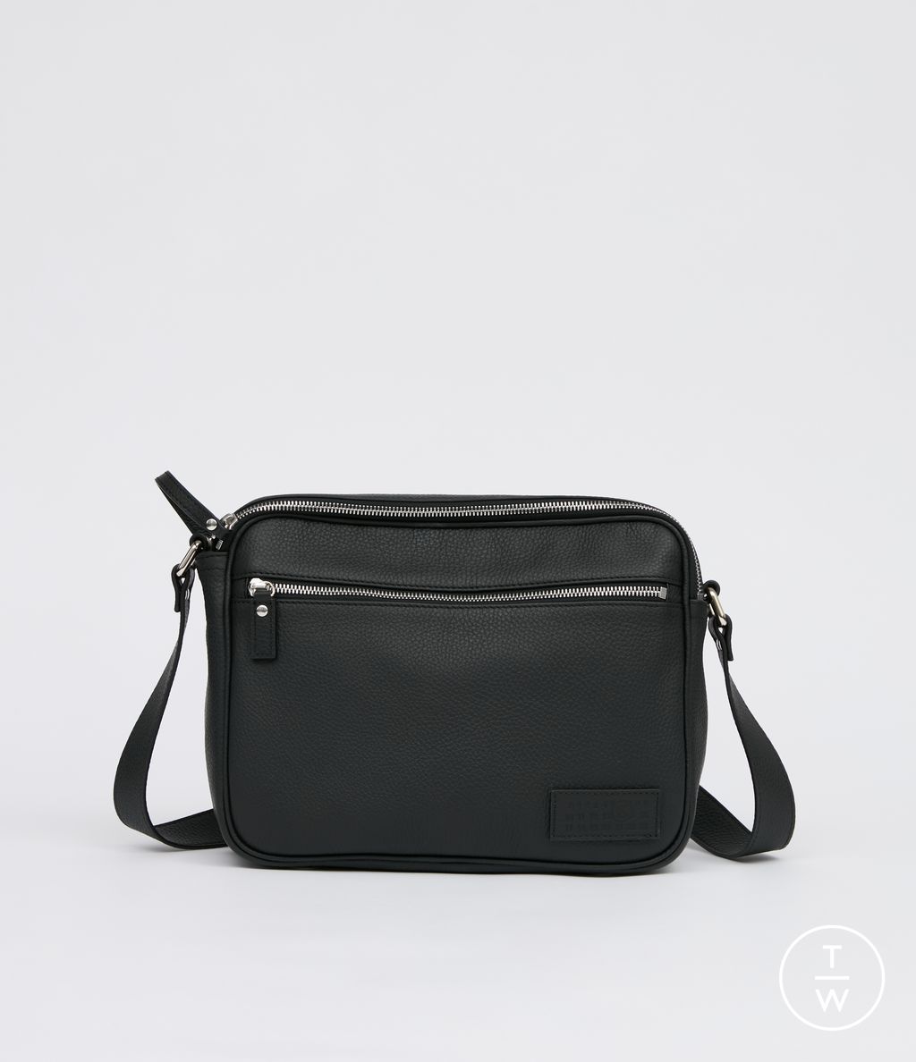 Fashion Week Florence - Pitti Fall/Winter 2025 look 19 de la collection MM6 Maison Margiela menswear accessories