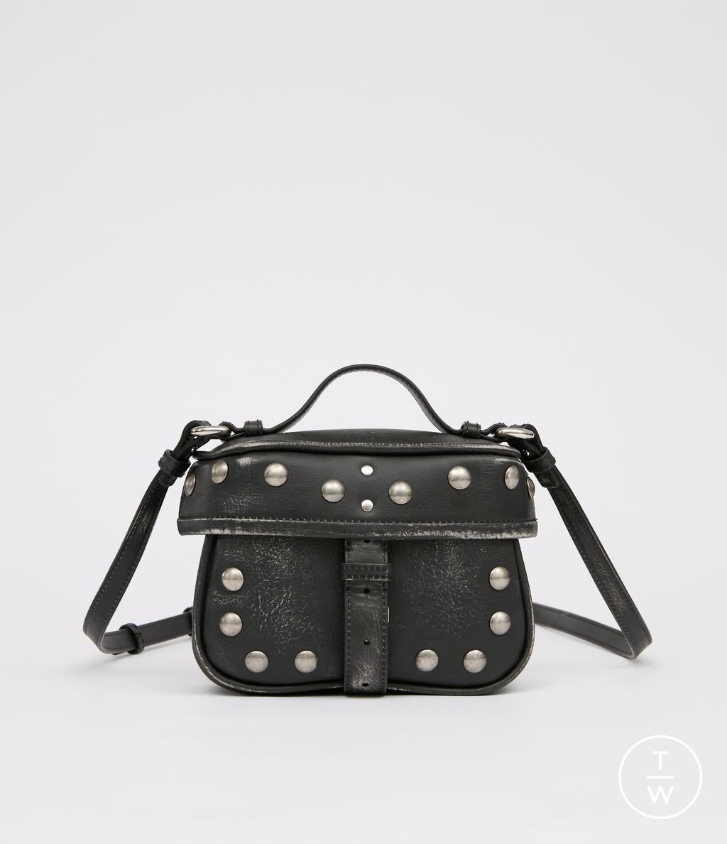 Fashion Week Florence - Pitti Fall/Winter 2025 look 21 de la collection MM6 Maison Margiela menswear accessories