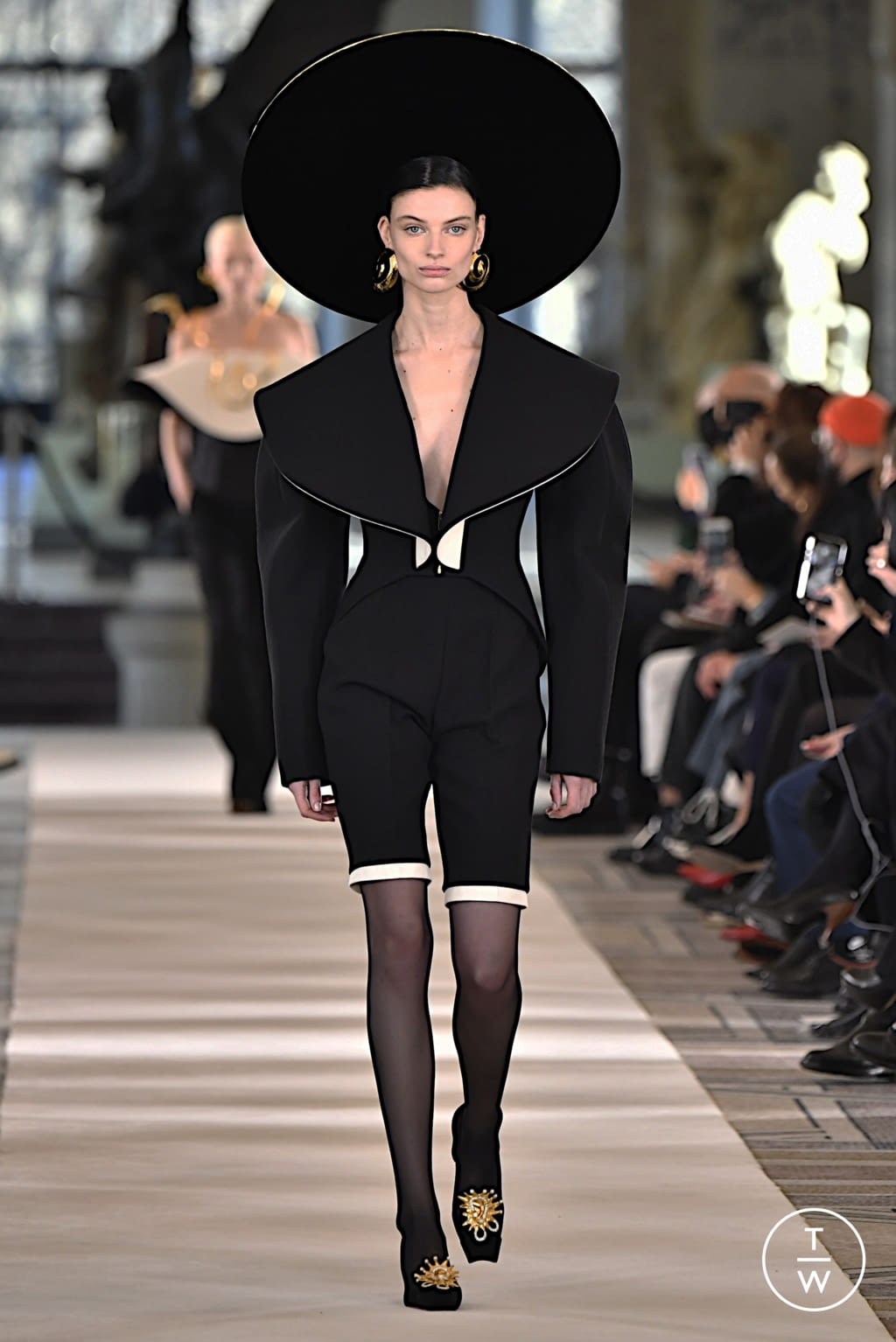 Fashion Week Paris Spring/Summer 2022 look 1 from the Schiaparelli collection couture