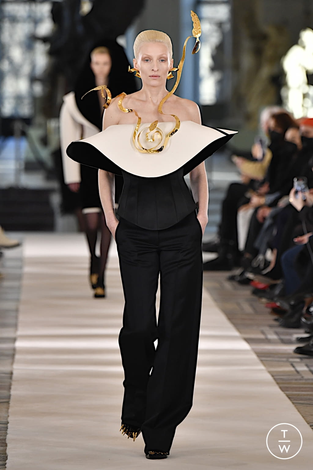 Fashion Week Paris Spring/Summer 2022 look 2 from the Schiaparelli collection 高级定制