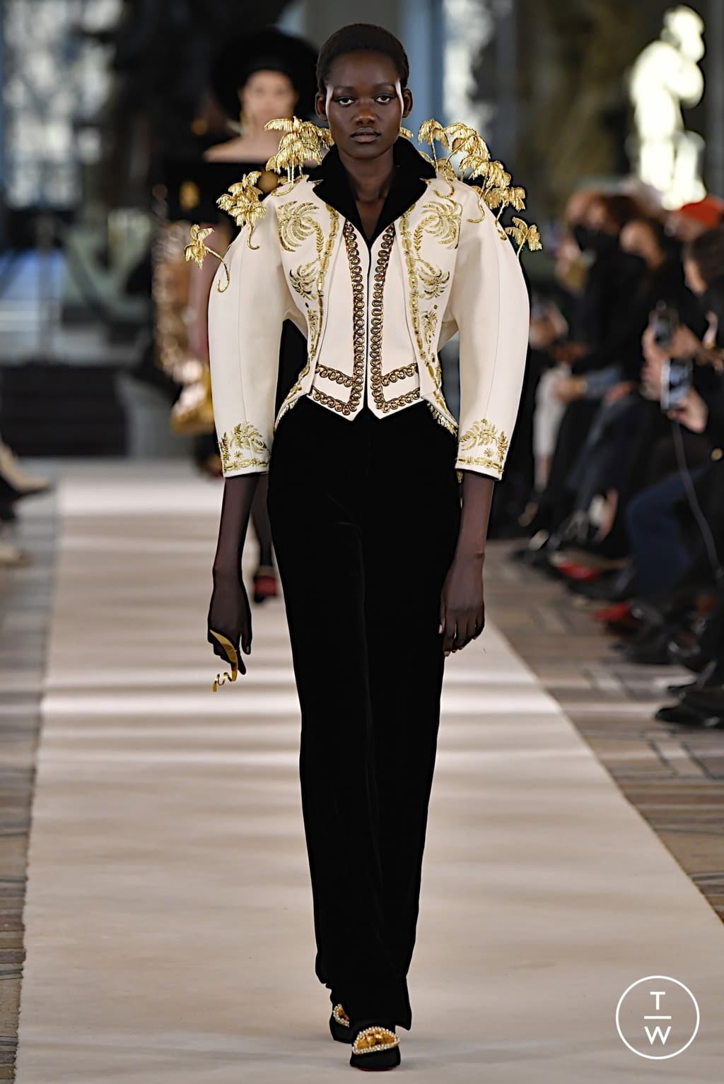 Fashion Week Paris Spring/Summer 2022 look 8 de la collection Schiaparelli couture