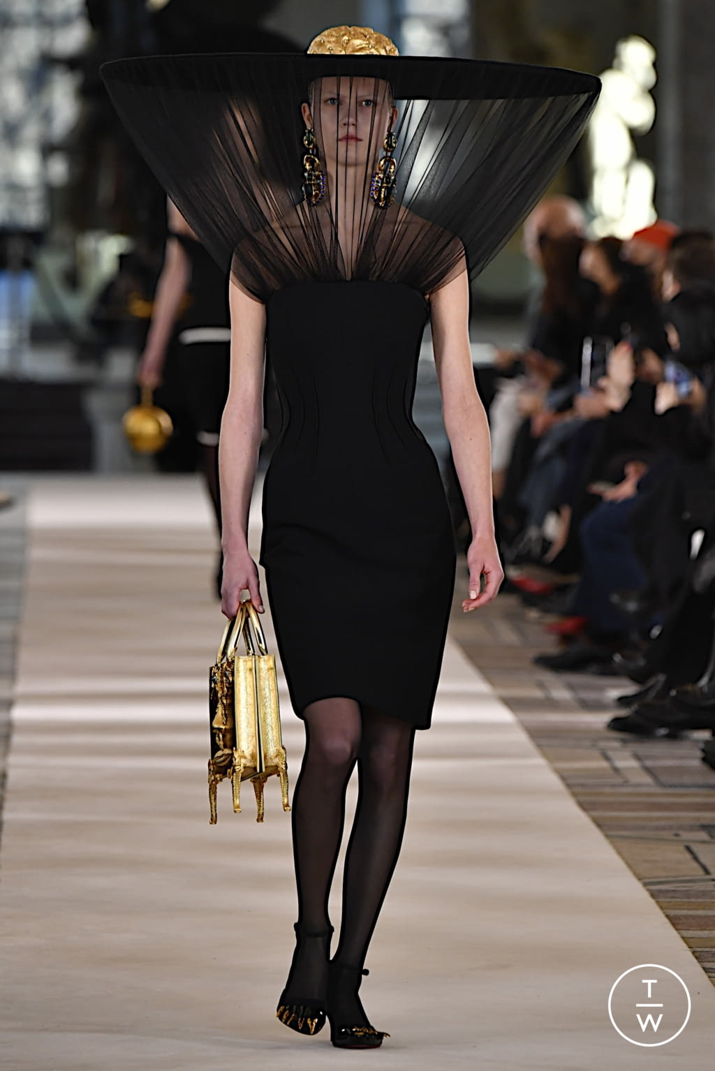 Fashion Week Paris Spring/Summer 2022 look 16 de la collection Schiaparelli couture