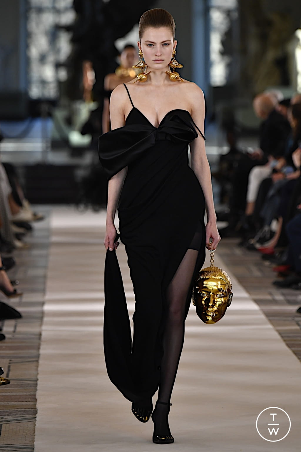 Fashion Week Paris Spring/Summer 2022 look 24 from the Schiaparelli collection couture