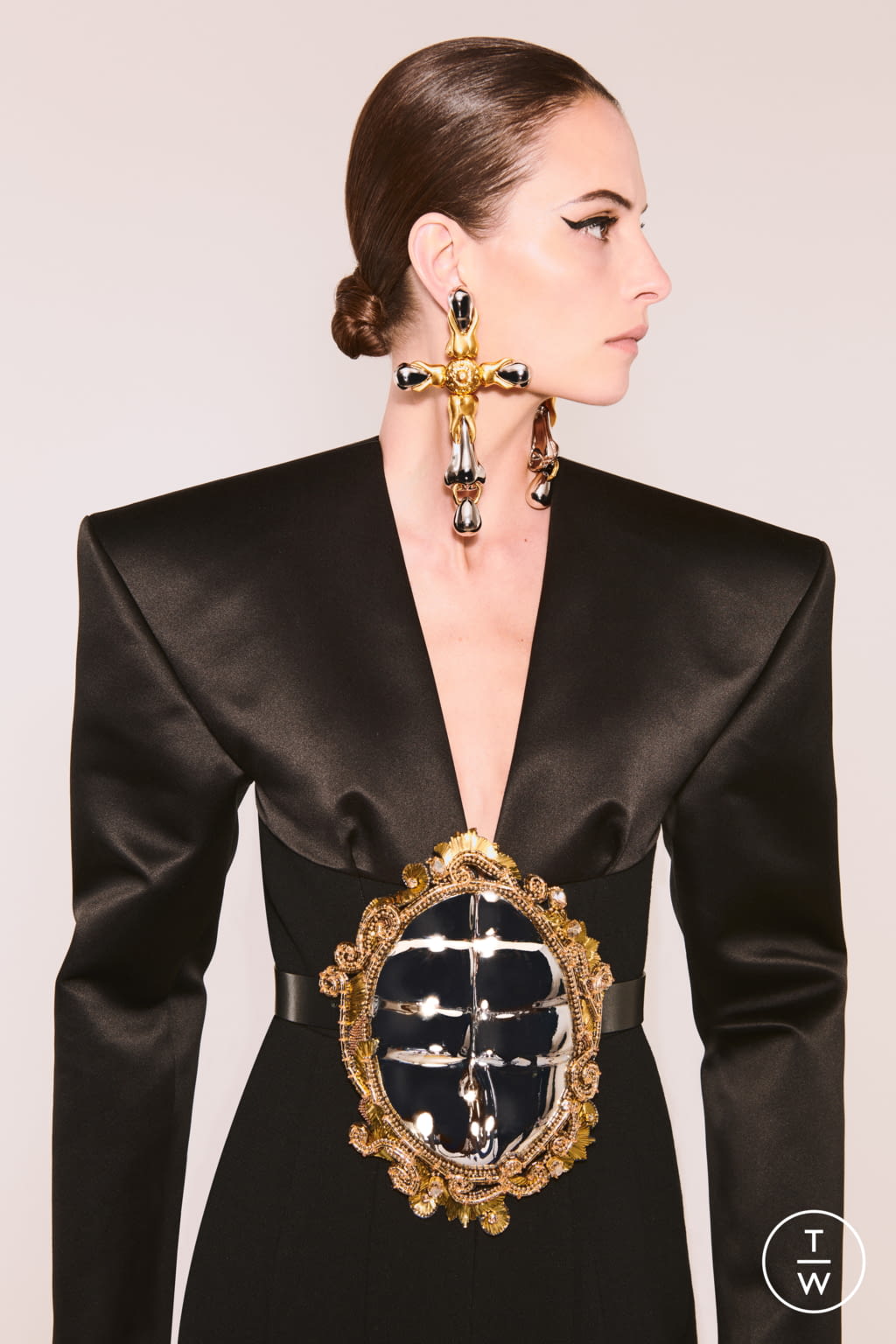 Fashion Week Paris Fall/Winter 2021 look 17 from the Schiaparelli collection couture