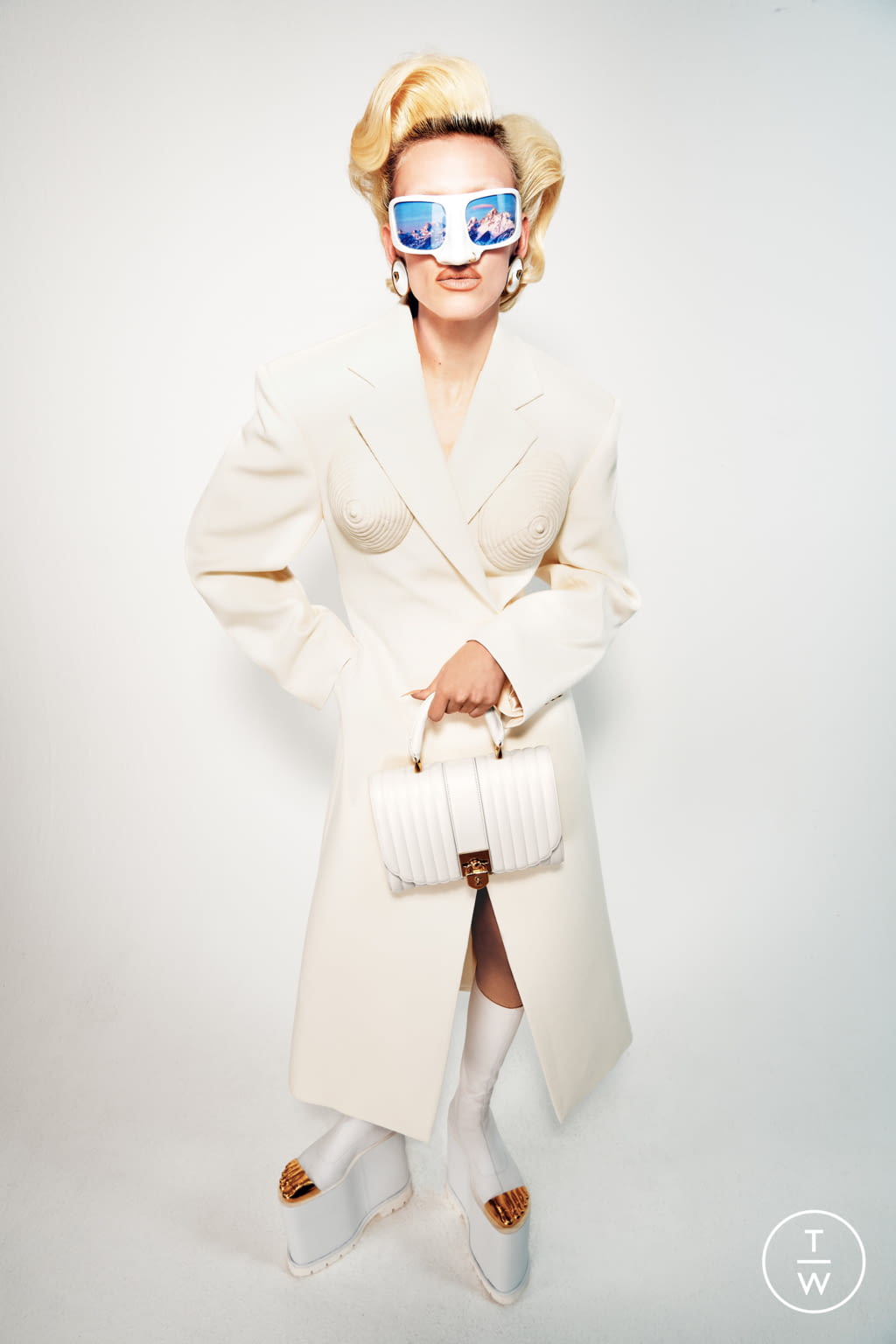 Fashion Week Paris Fall/Winter 2021 look 1 de la collection Schiaparelli womenswear