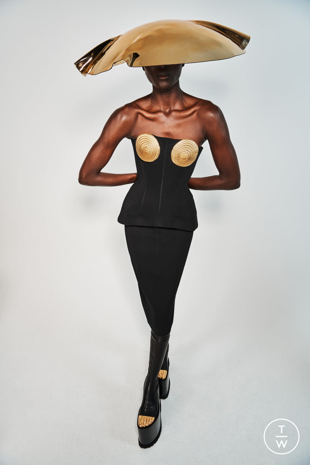Fashion Week Paris Fall/Winter 2021 look 35 from the Schiaparelli collection womenswear