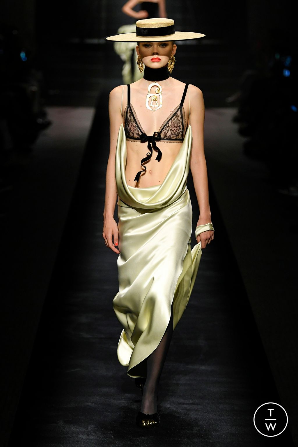 Fashion Week Paris Fall/Winter 2022 look 11 from the Schiaparelli collection couture