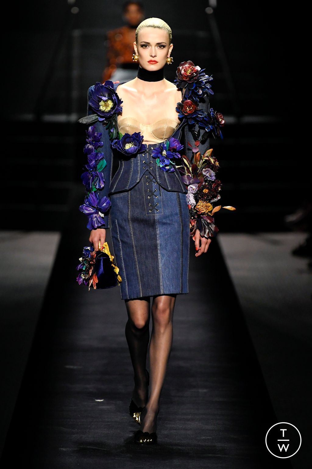 Fashion Week Paris Fall/Winter 2022 look 24 from the Schiaparelli collection couture