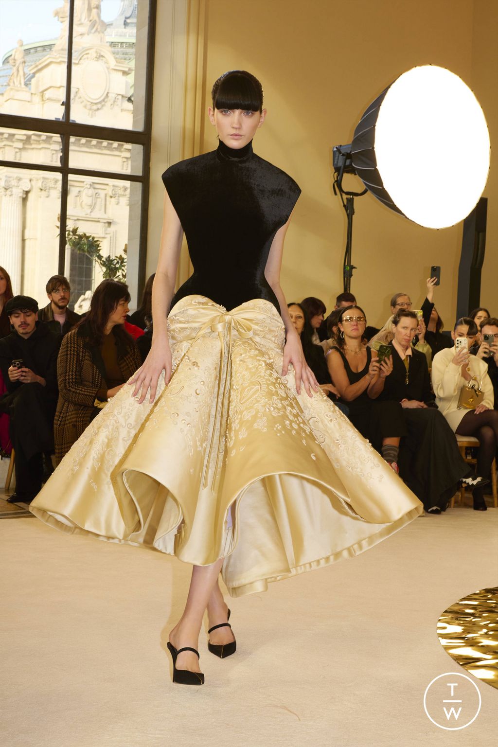 Fashion Week Paris Spring/Summer 2025 look 14 from the Schiaparelli collection 高级定制