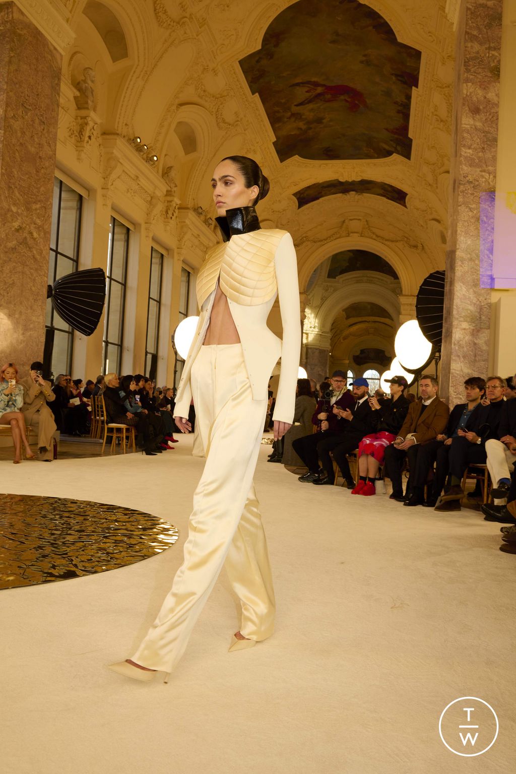 Fashion Week Paris Spring/Summer 2025 look 19 from the Schiaparelli collection couture