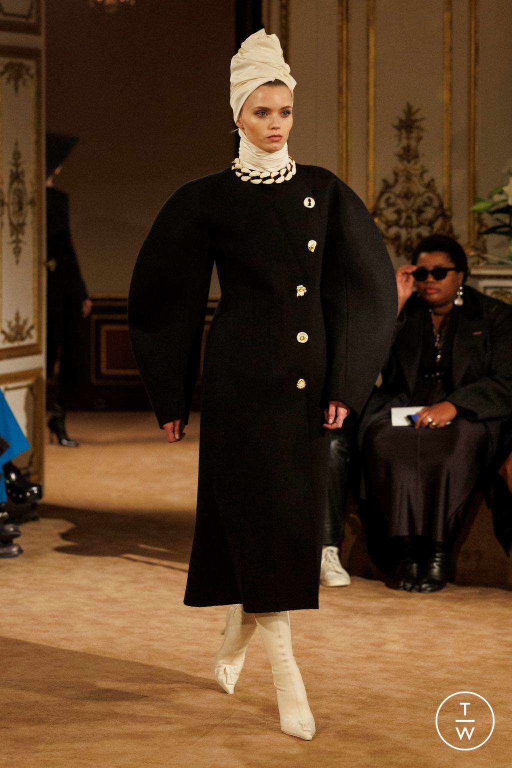 Fashion Week Paris Fall/Winter 2023 look 1 de la collection Schiaparelli womenswear