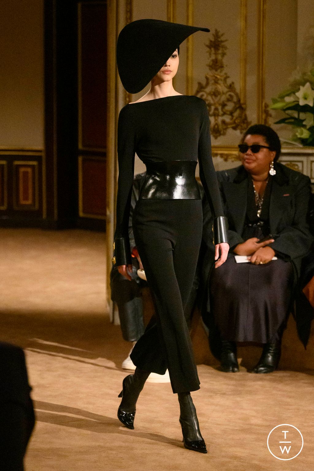 Fashion Week Paris Fall/Winter 2023 look 2 de la collection Schiaparelli womenswear