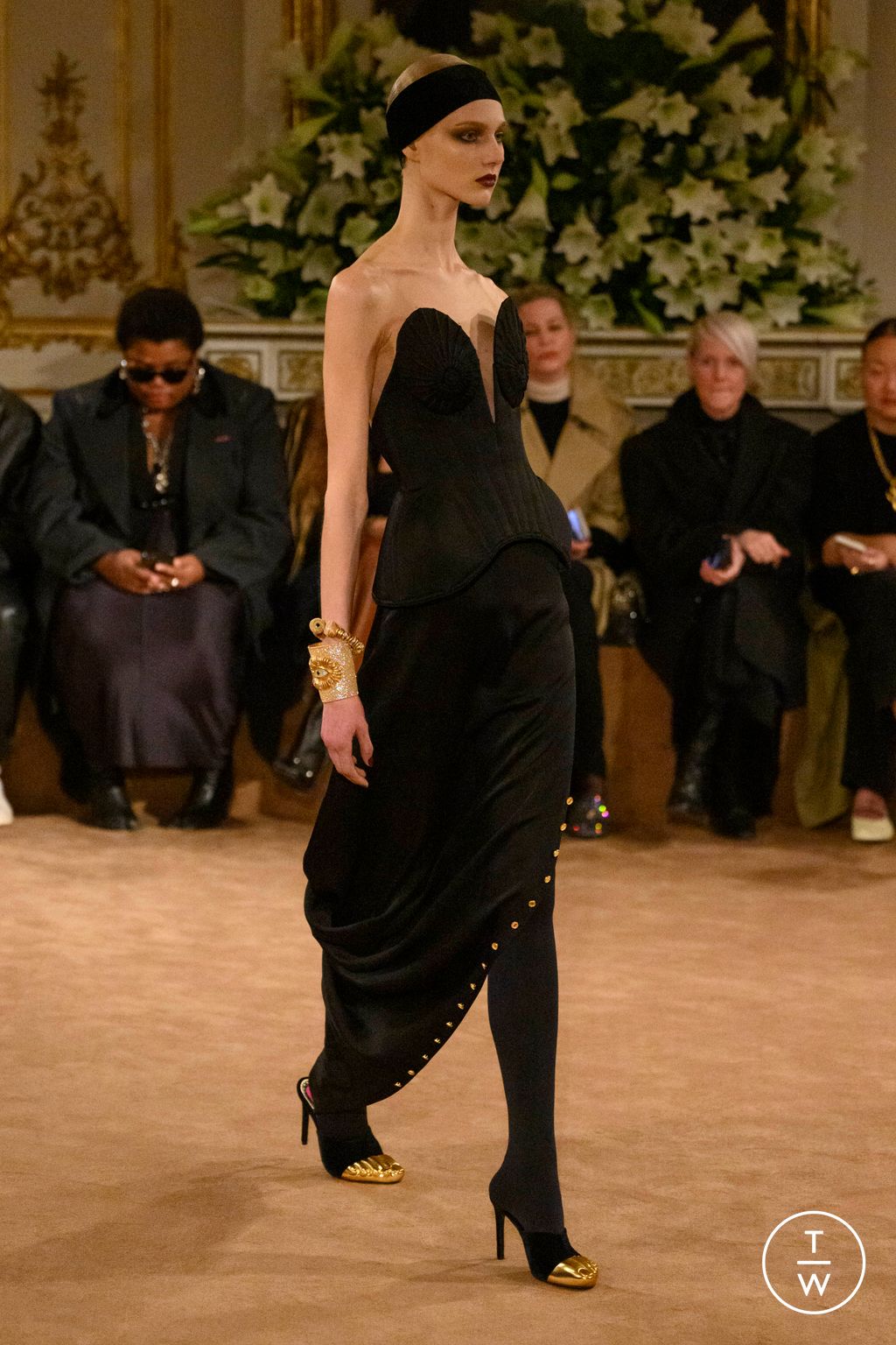 Fashion Week Paris Fall/Winter 2023 look 15 from the Schiaparelli collection womenswear